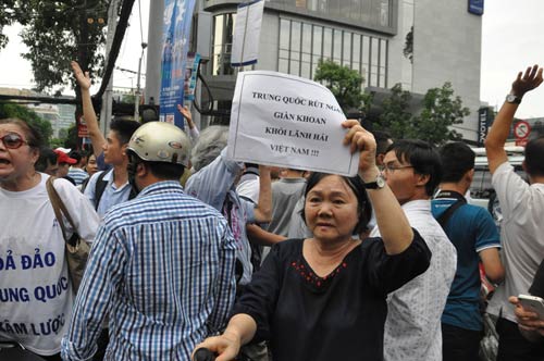 Hàng ngàn người dân TP.HCM xuống đường phản đối TQ - 1