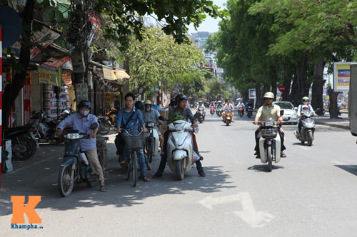 Người Hà Nội vật vã trong nắng nóng như "chảo lửa" - 4