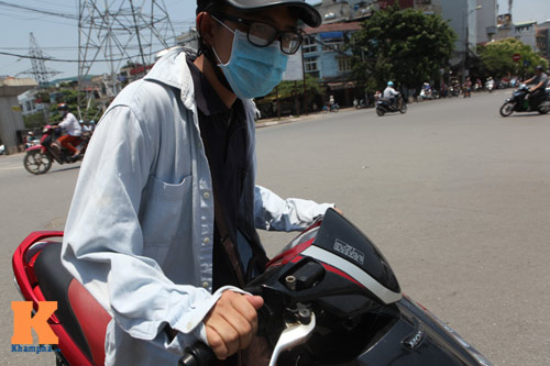 Người Hà Nội vật vã trong nắng nóng như "chảo lửa" - 3