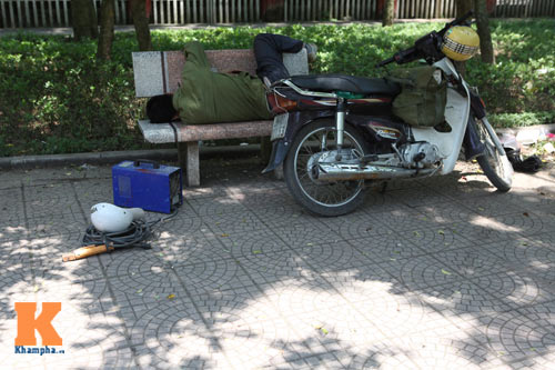 Người Hà Nội vật vã trong nắng nóng như "chảo lửa" - 5