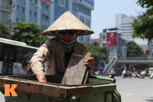 Người Hà Nội vật vã trong nắng nóng như "chảo lửa" - 10