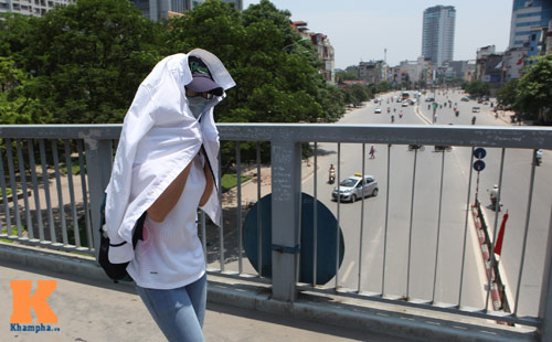 Người Hà Nội vật vã trong nắng nóng như "chảo lửa" - 8