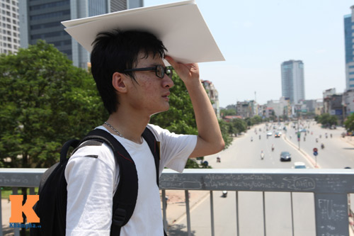 Người Hà Nội vật vã trong nắng nóng như "chảo lửa" - 7