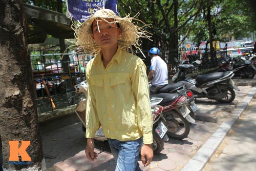 Người Hà Nội vật vã trong nắng nóng như "chảo lửa" - 12