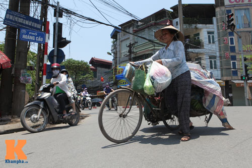 Người Hà Nội vật vã trong nắng nóng như "chảo lửa" - 9