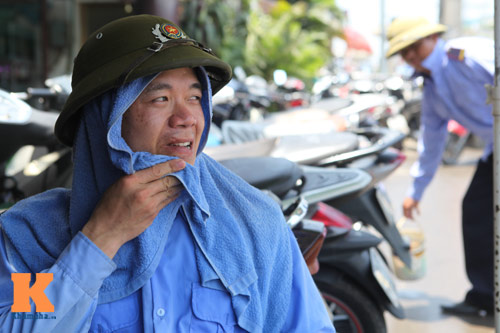 Người Hà Nội vật vã trong nắng nóng như "chảo lửa" - 11