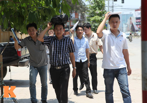 Người Hà Nội vật vã trong nắng nóng như "chảo lửa" - 6