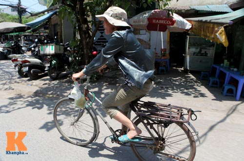 Người Hà Nội vật vã trong nắng nóng như "chảo lửa" - 13