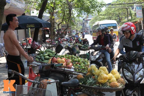 Người Hà Nội vật vã trong nắng nóng như "chảo lửa" - 14