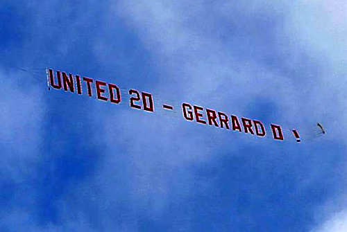 Fan MU "mượn gió bẻ măng" chọc Gerrard - 1