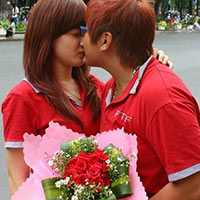 Cặp đôi đồng tính Sài Gòn xuống phố cầu hôn