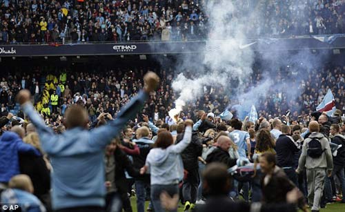 Video: Man City vỡ òa cảm xúc đăng quang - 4