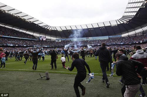 Video: Man City vỡ òa cảm xúc đăng quang - 2