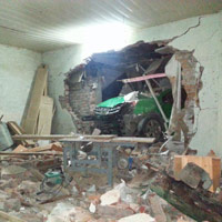 Tin tức trong ngày - Vợ chồng đang ngủ bị taxi leo lên giường