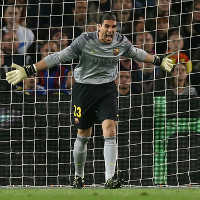 Bóng đá - Thót tim với pha lừa bóng như Messi của thủ môn Pinto