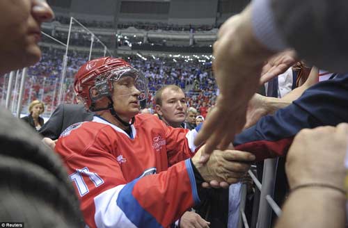 Tổng thống Putin trổ tài chơi hockey - 1