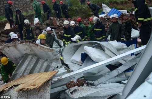 TQ: Sập tường nhà máy vì mưa lớn, 18 người chết thảm - 1