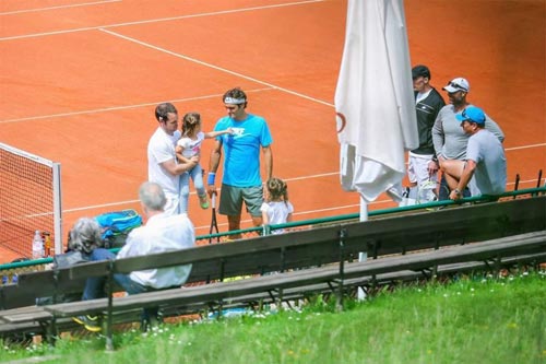 Federer chăm con thay vợ tại Rome Masters - 1