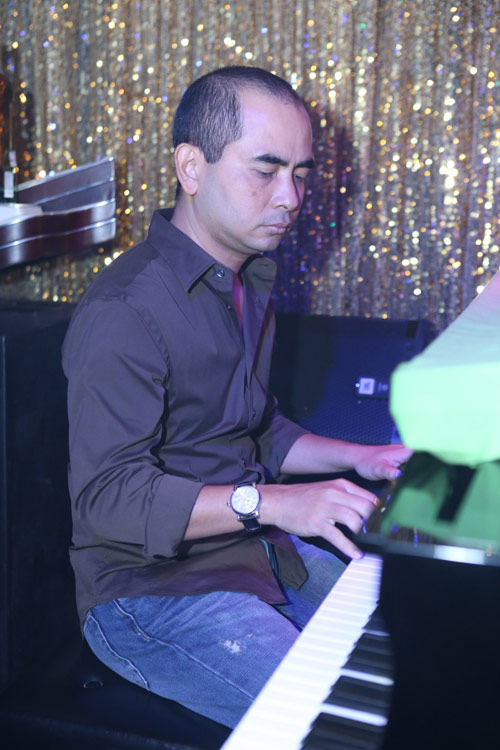 Vợ chồng Hà Hồ lần đầu khoe con trai gây chú ý - 4