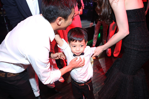 Vợ chồng Hà Hồ lần đầu khoe con trai gây chú ý - 9