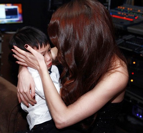 Vợ chồng Hà Hồ lần đầu khoe con trai gây chú ý - 11