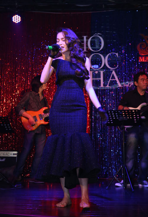 Vợ chồng Hà Hồ lần đầu khoe con trai gây chú ý - 13