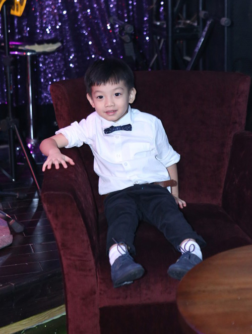 Vợ chồng Hà Hồ lần đầu khoe con trai gây chú ý - 7