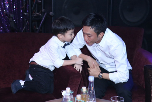 Vợ chồng Hà Hồ lần đầu khoe con trai gây chú ý - 6