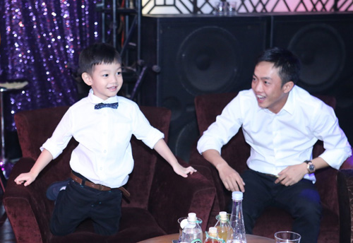 Vợ chồng Hà Hồ lần đầu khoe con trai gây chú ý - 1