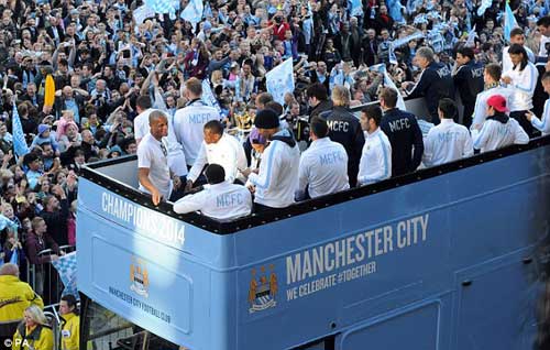 Man City ăn mừng nổ tung thành Manchester - 1