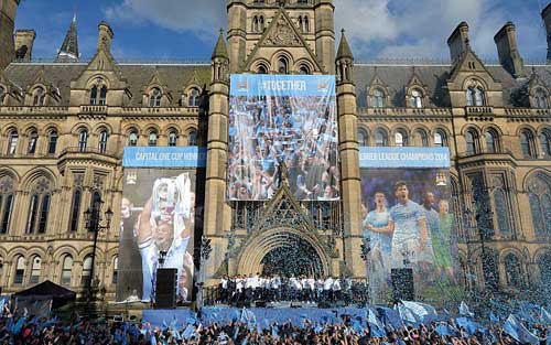 Man City ăn mừng nổ tung thành Manchester - 10