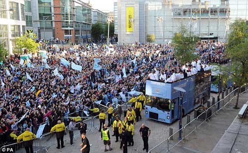 Man City ăn mừng nổ tung thành Manchester - 2