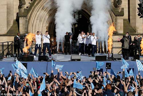 Man City ăn mừng nổ tung thành Manchester - 6