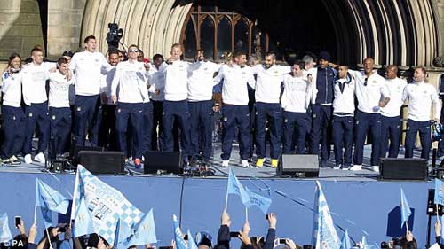 Man City ăn mừng nổ tung thành Manchester - 9