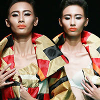 Thời trang - Người mẫu liên tiếp gặp sự cố trên sàn diễn