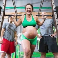 Phi thường - kỳ quặc - Bà bầu sắp sinh nâng tạ gần 100kg