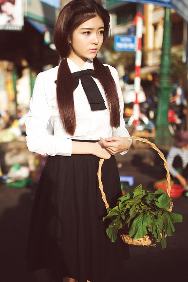 Trong bộ ảnh thời trang mới, hot girl Lilly Luta - tên thật là Nguyễn Thị  Lượm - trở nên nữ tính và nhẹ nhàng trong mẫu đầm thanh lịch, mang hơi hướng học đường.

