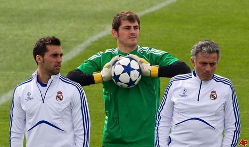 Casillas quyết không nhìn mặt Arbeloa - 1