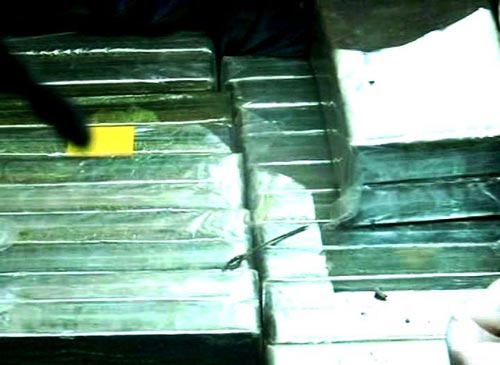 Bắt 4 người nước ngoài mua bán 48 bánh heroin - 1