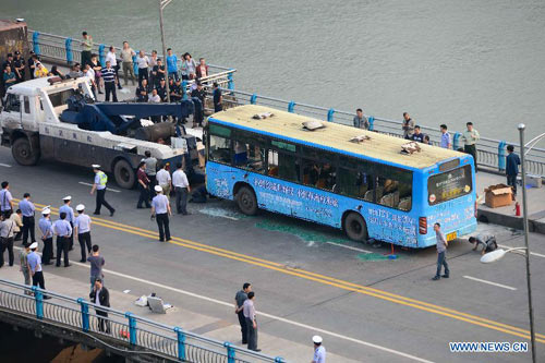 TQ: Tưới xăng đốt xe bus, nghi phạm chết cháy - 2
