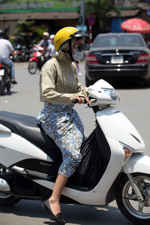 Hà Nội: Thời trang “bịt bùng” ngày nắng nóng - 10