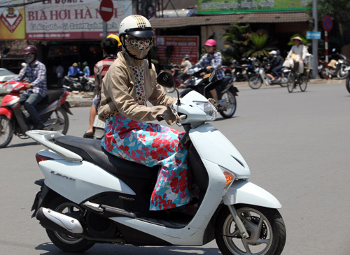 Hà Nội: Thời trang “bịt bùng” ngày nắng nóng - 11