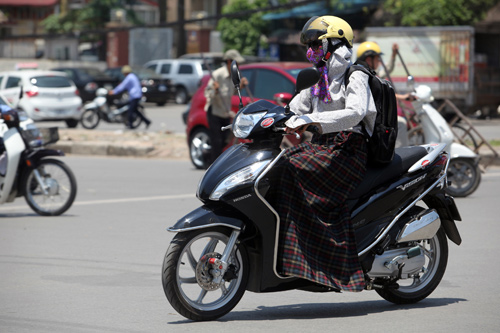 Hà Nội: Thời trang “bịt bùng” ngày nắng nóng - 13