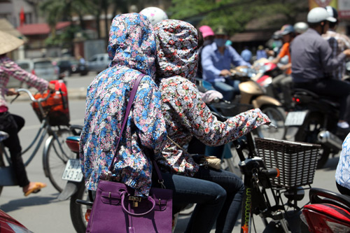 Hà Nội: Thời trang “bịt bùng” ngày nắng nóng - 15