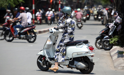 Hà Nội: Thời trang “bịt bùng” ngày nắng nóng - 16