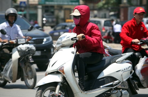 Hà Nội: Thời trang “bịt bùng” ngày nắng nóng - 18