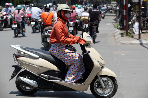 Hà Nội: Thời trang “bịt bùng” ngày nắng nóng - 19