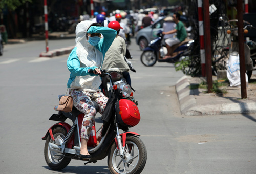 Hà Nội: Thời trang “bịt bùng” ngày nắng nóng - 2