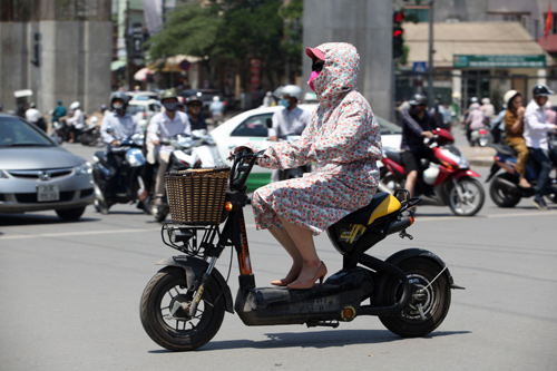 Hà Nội: Thời trang “bịt bùng” ngày nắng nóng - 4