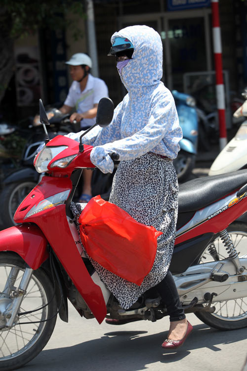 Hà Nội: Thời trang “bịt bùng” ngày nắng nóng - 5